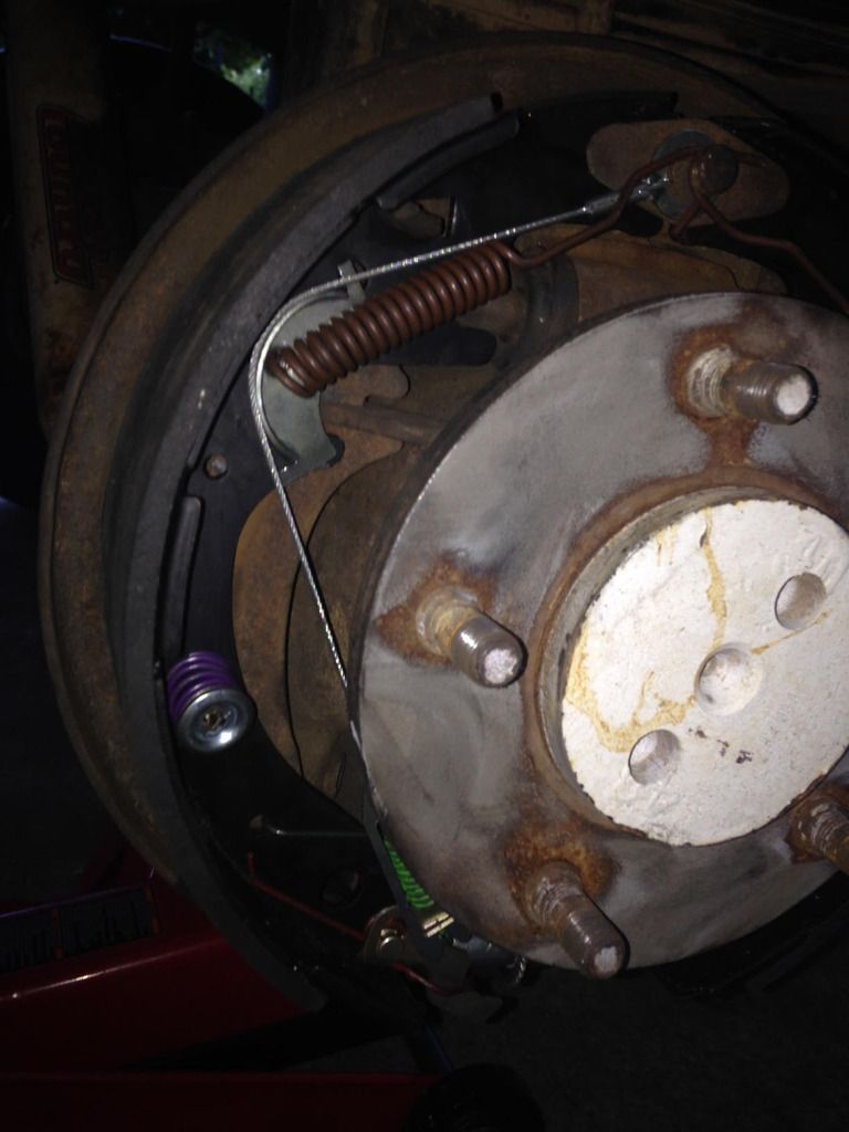 Drum brakes selfadjuster lever not contacting the adjuster. Photo